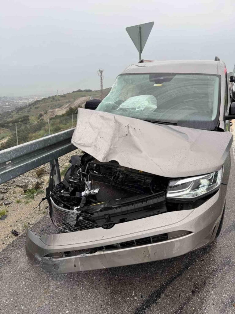 otoyolda kazaya karisan tir ters dondu 1 yarali 65ce04701f57