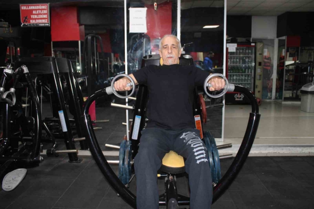 rakip bulamayan ve genclerle yarisan 65 yasindaki hakki bozat 420 kilo kaldirdi 06f5a4540b85