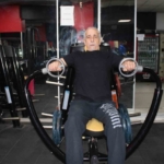 Rakip bulamayan ve gençlerle yarışan 65 yaşındaki Hakkı Bozat 420 kilo kaldırdı