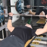 Rakip bulamayan ve gençlerle yarışan 65 yaşındaki Hakkı Bozat 420 kilo kaldırdı