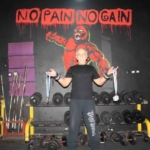 Rakip bulamayan ve gençlerle yarışan 65 yaşındaki Hakkı Bozat 420 kilo kaldırdı