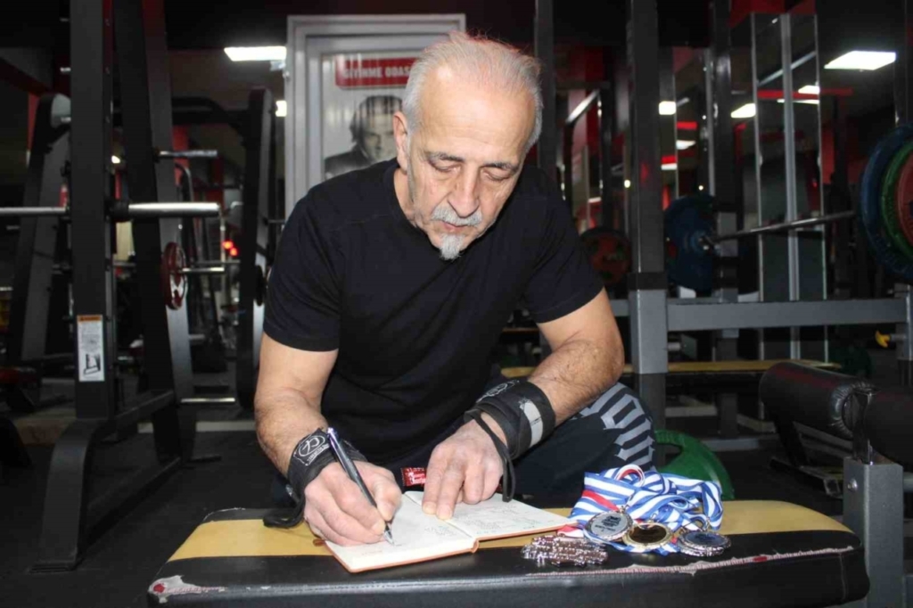 rakip bulamayan ve genclerle yarisan 65 yasindaki hakki bozat 420 kilo kaldirdi 8f88c661706d