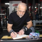 Rakip bulamayan ve gençlerle yarışan 65 yaşındaki Hakkı Bozat 420 kilo kaldırdı