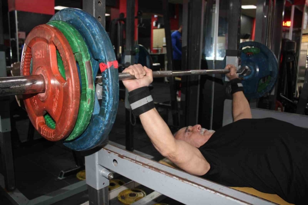 rakip bulamayan ve genclerle yarisan 65 yasindaki hakki bozat 420 kilo kaldirdi 95a8a033d846