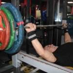 Rakip bulamayan ve gençlerle yarışan 65 yaşındaki Hakkı Bozat 420 kilo kaldırdı