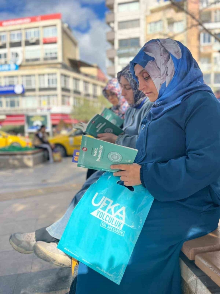 ufka yolculuk 13 yilinda aydinlilari yeniden kitapla bulusturdu 1d94eb7fae74