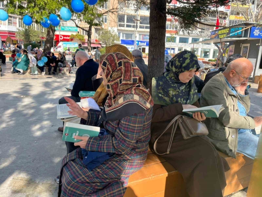 ufka yolculuk 13 yilinda aydinlilari yeniden kitapla bulusturdu 5683dda2917b