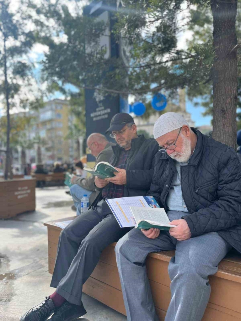 ufka yolculuk 13 yilinda aydinlilari yeniden kitapla bulusturdu c7e1b4d40bb5