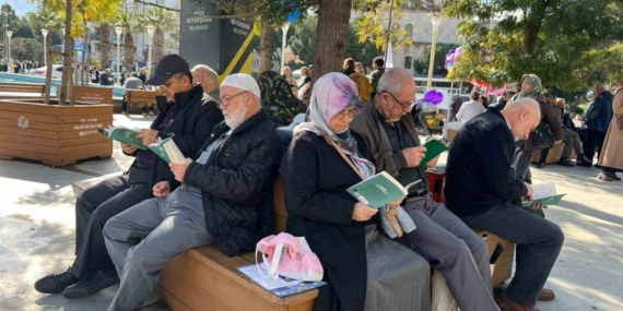 Aydın’da Kitap Seferberliği: Atatürk Kent Meydanı’nda Binlerce Kişi Aynı Anda Okudu!
