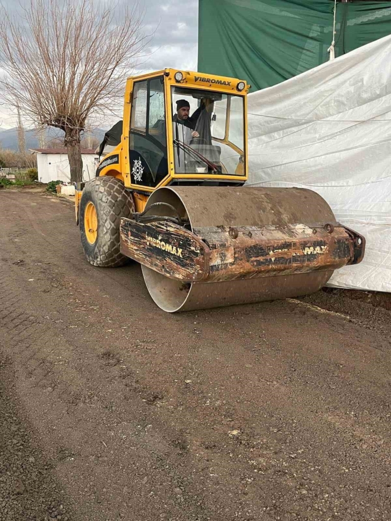 Yenipazar’da tarla, bahçe ve ahır yolları yenileniyor 3 yenipazarda tarla bahce ve ahir yollari yenileniyor d193440a763f