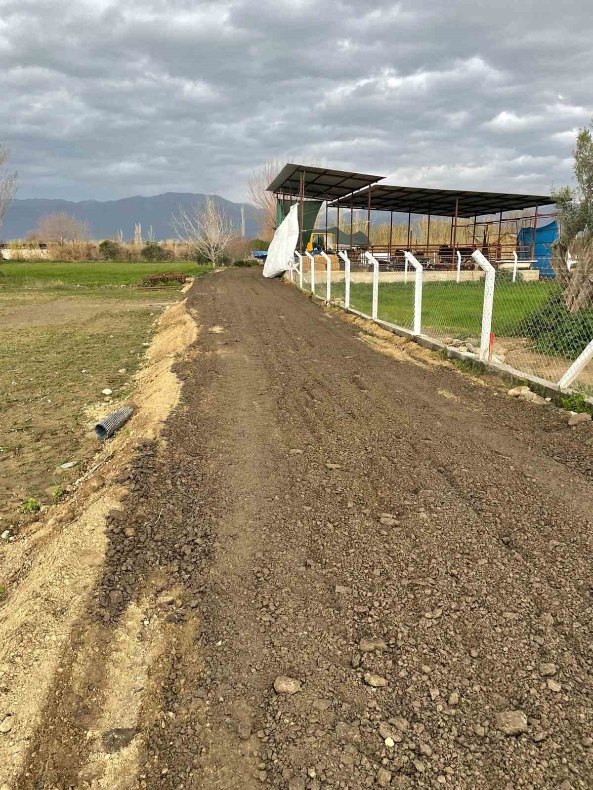Yenipazar’da tarla, bahçe ve ahır yolları yenileniyor 2 Yenipazar’da tarla, bahçe ve ahır yolları yenileniyor
