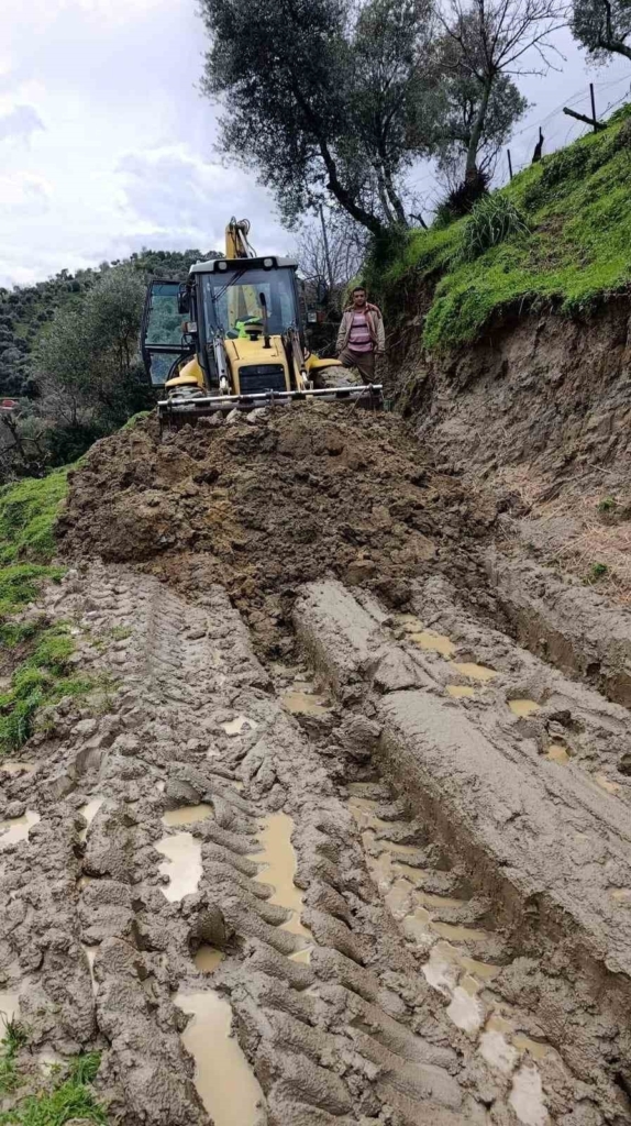yenipazarda yagis sonrasi yol bakim ve parke calismalari suruyor 95fd14beb8b3