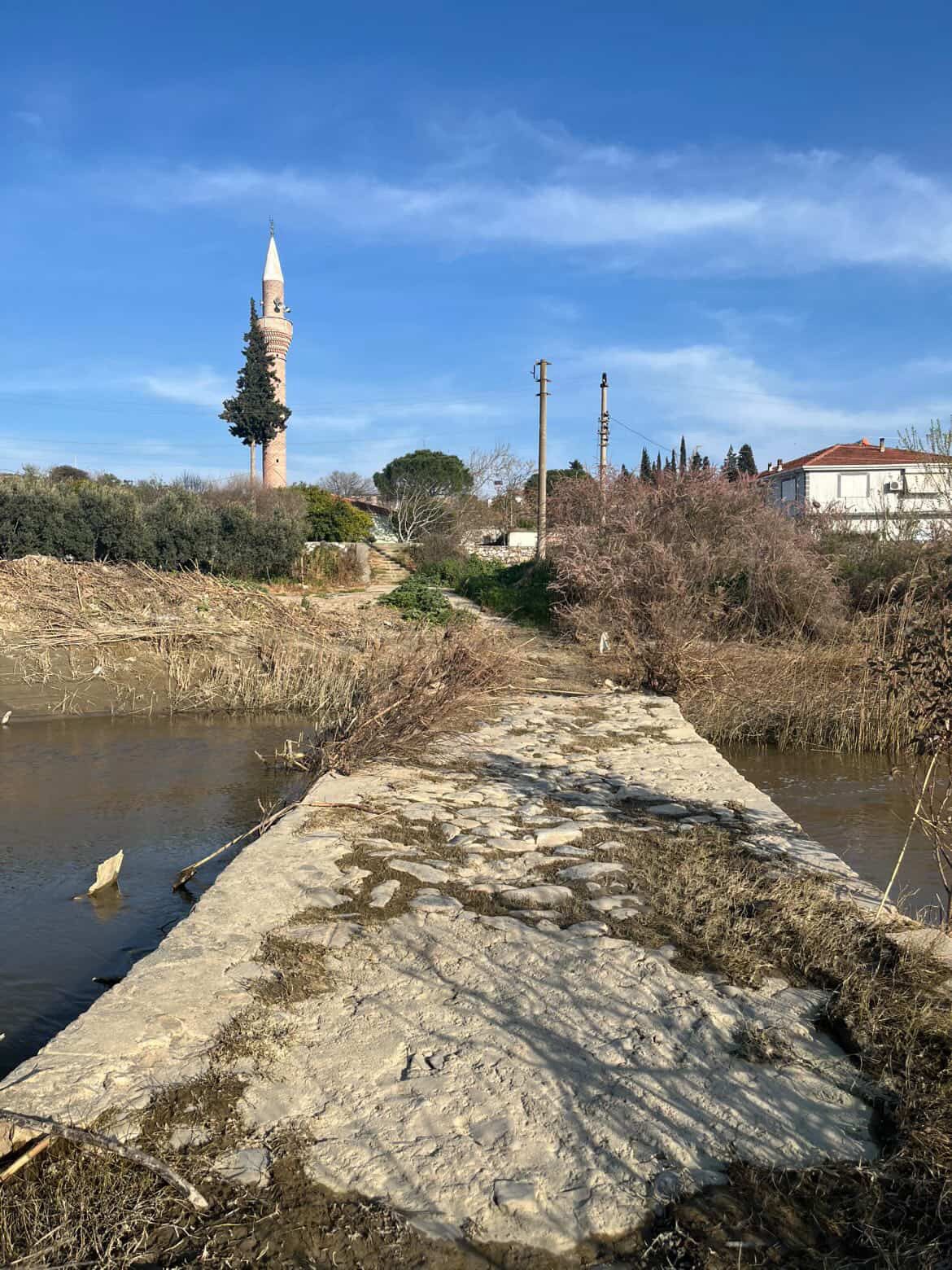 Tarihi Sarı Kemer Köprüsü bakımsız halde