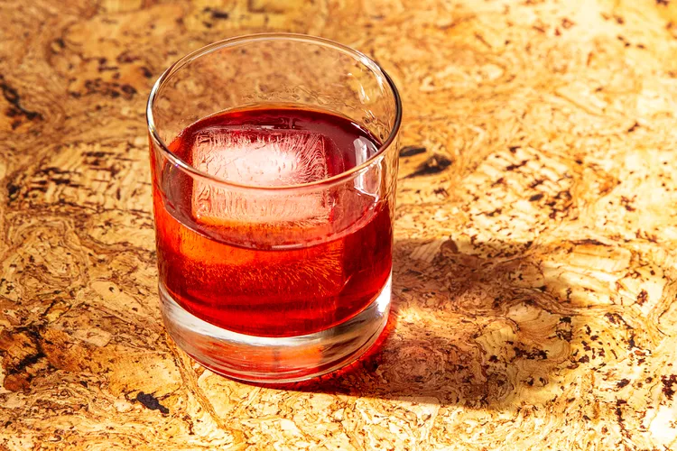 Evde Yapabileceğiniz En İyi 12 Kahve Kokteyl Tarifi 8 Cold Brew Negroni FT RECIPE0623 6214bf8908424af7ad10bfe8cc53c39e