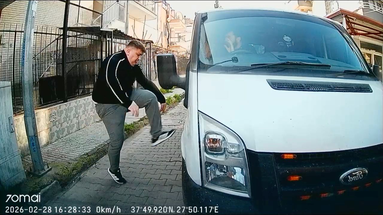 Efeler’de Yol Ortasında Öfke Patlaması Kamerada