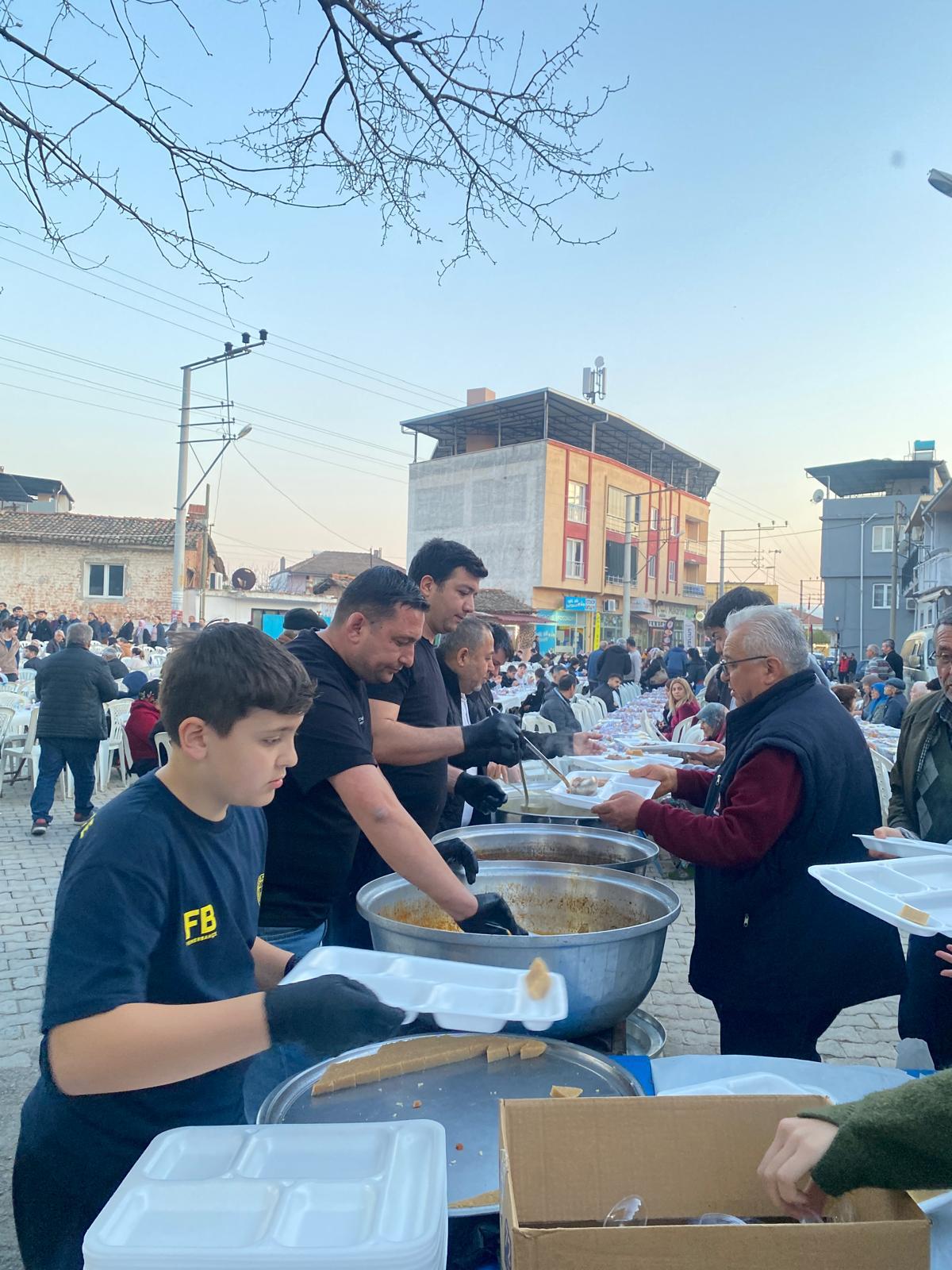 Işıklı Mahallesi’nde imece usulü 2 bin kişilik iftar 5 Işıklı Mahallesi’nde imece usulü 2 bin kişilik iftar