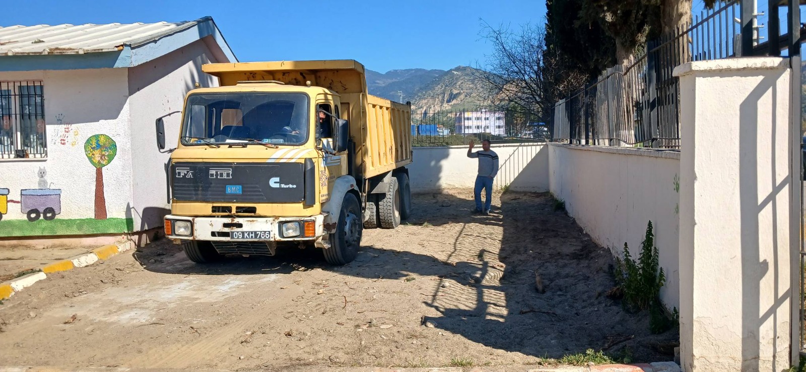 Büyükşehir ekipleri Kocagür’de okul bahçesini düzenledi