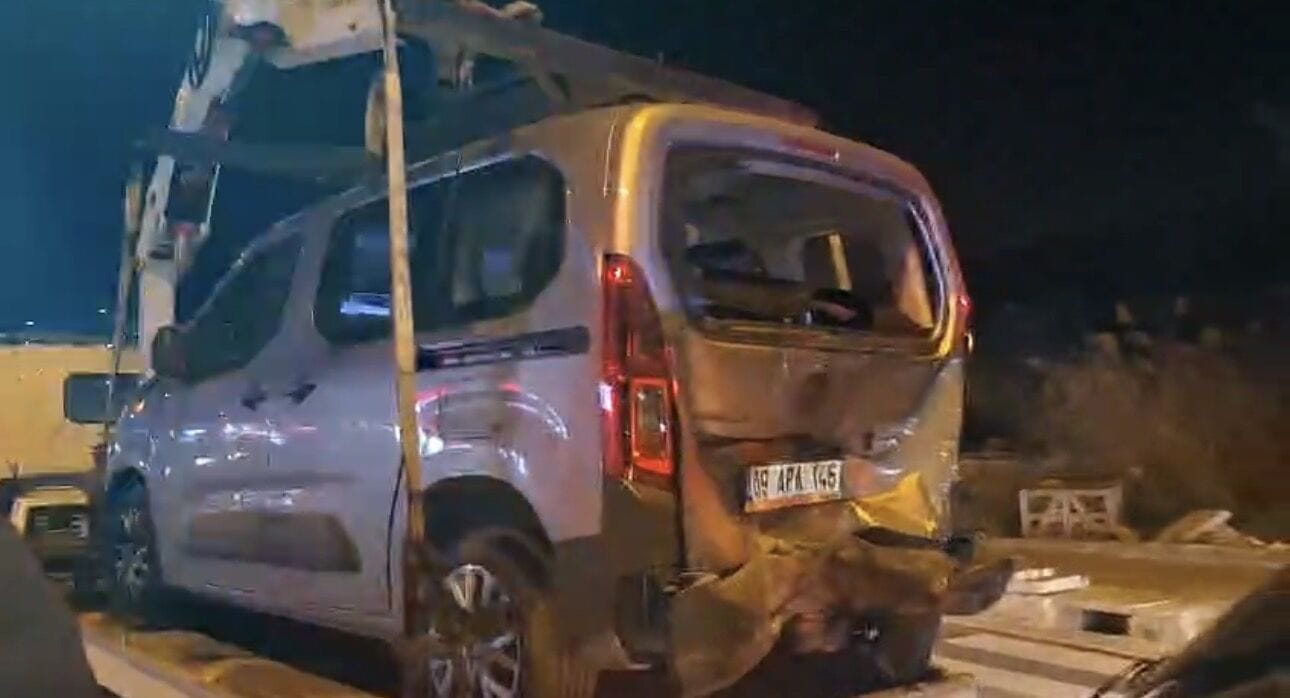 Aydın'da korkutan kaza: CHP'li başkan ve 4 kişi araçtaydı 6 Aydın’da korkutan kaza: CHP’li başkan ve 4 kişi araçtaydı