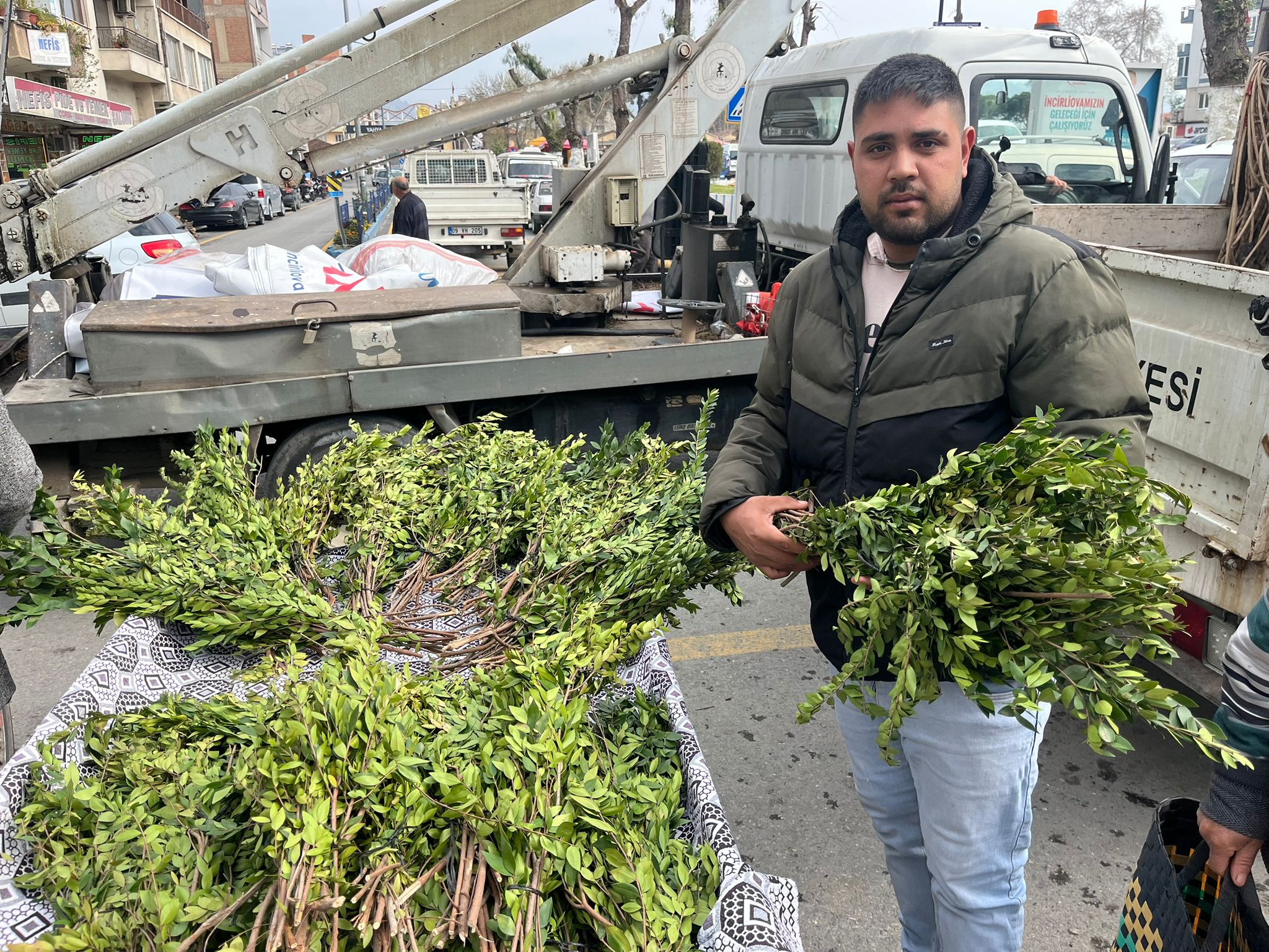 İncirliova’da arife geleneği sokak başlarında mersin satışı başladı