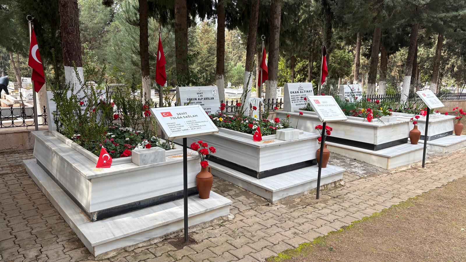 Aydın’daki şehitliklerde duygulandıran anlar: Çiçek bahçesine döndü