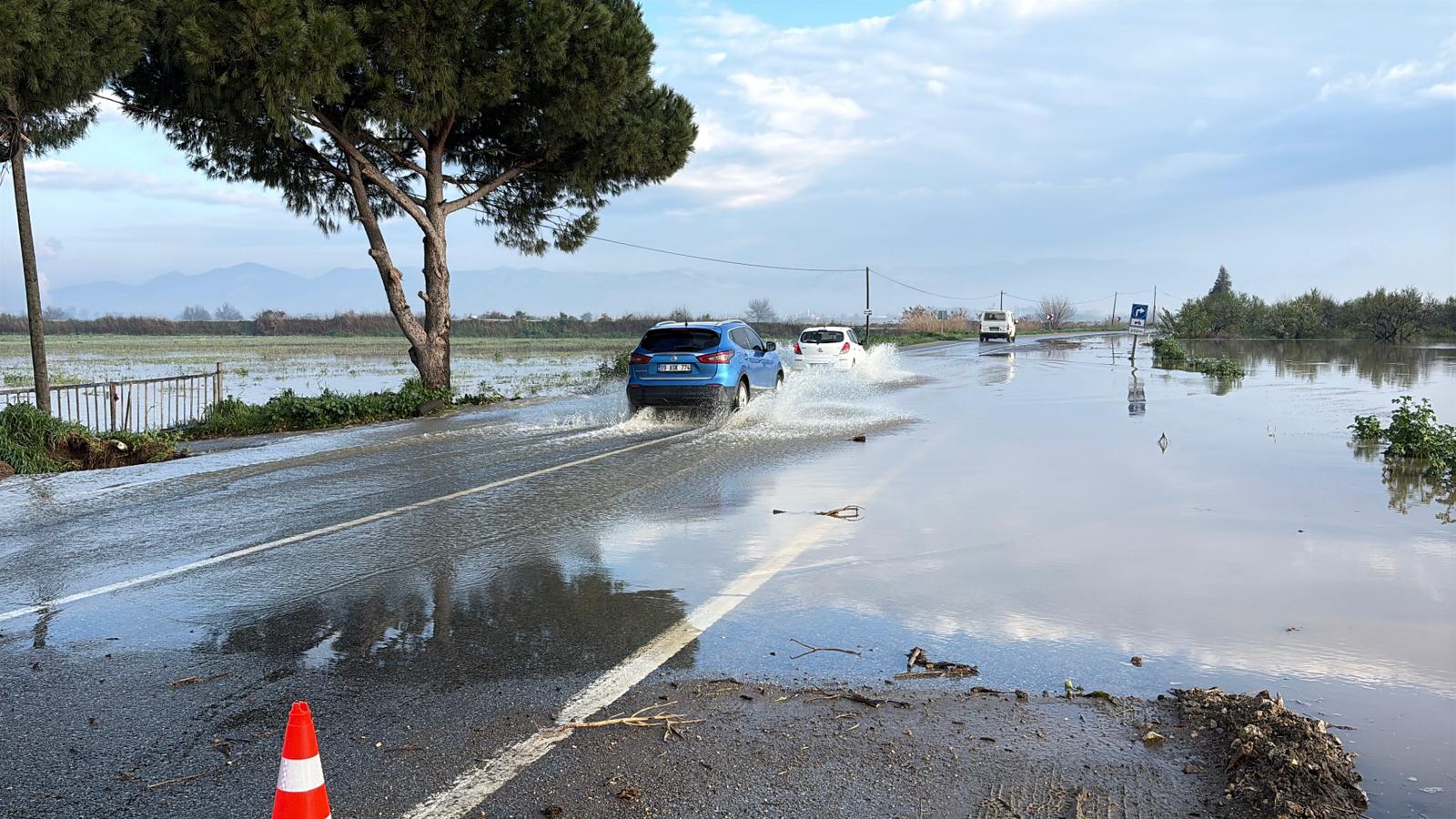 Aydın'ı yağmur vurdu Menderes Nehri taştı! Yol kapandı 1 WhatsApp Image 2026 03 30 at 08.46.29 1