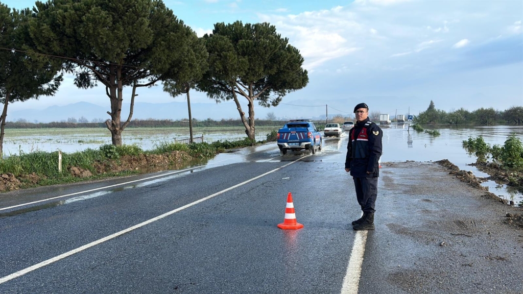Aydın'ı yağmur vurdu Menderes Nehri taştı! Yol kapandı 4 WhatsApp Image 2026 03 30 at 08.46.29