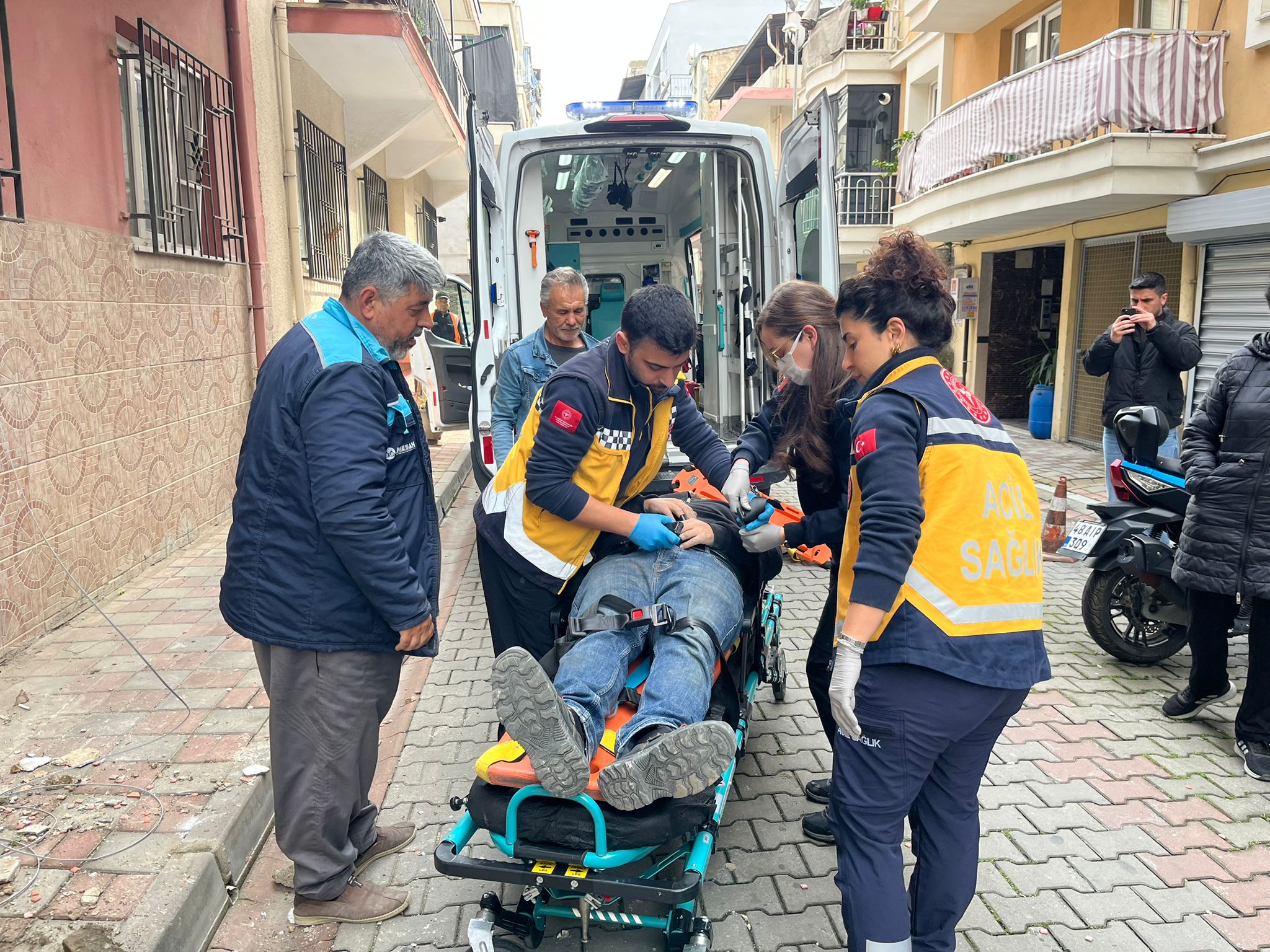 İnternet kablosu döşeyen işçi 2. Kattan düşüp yaralandı 6 İnternet kablosu döşeyen işçi 2. Kattan düşüp yaralandı