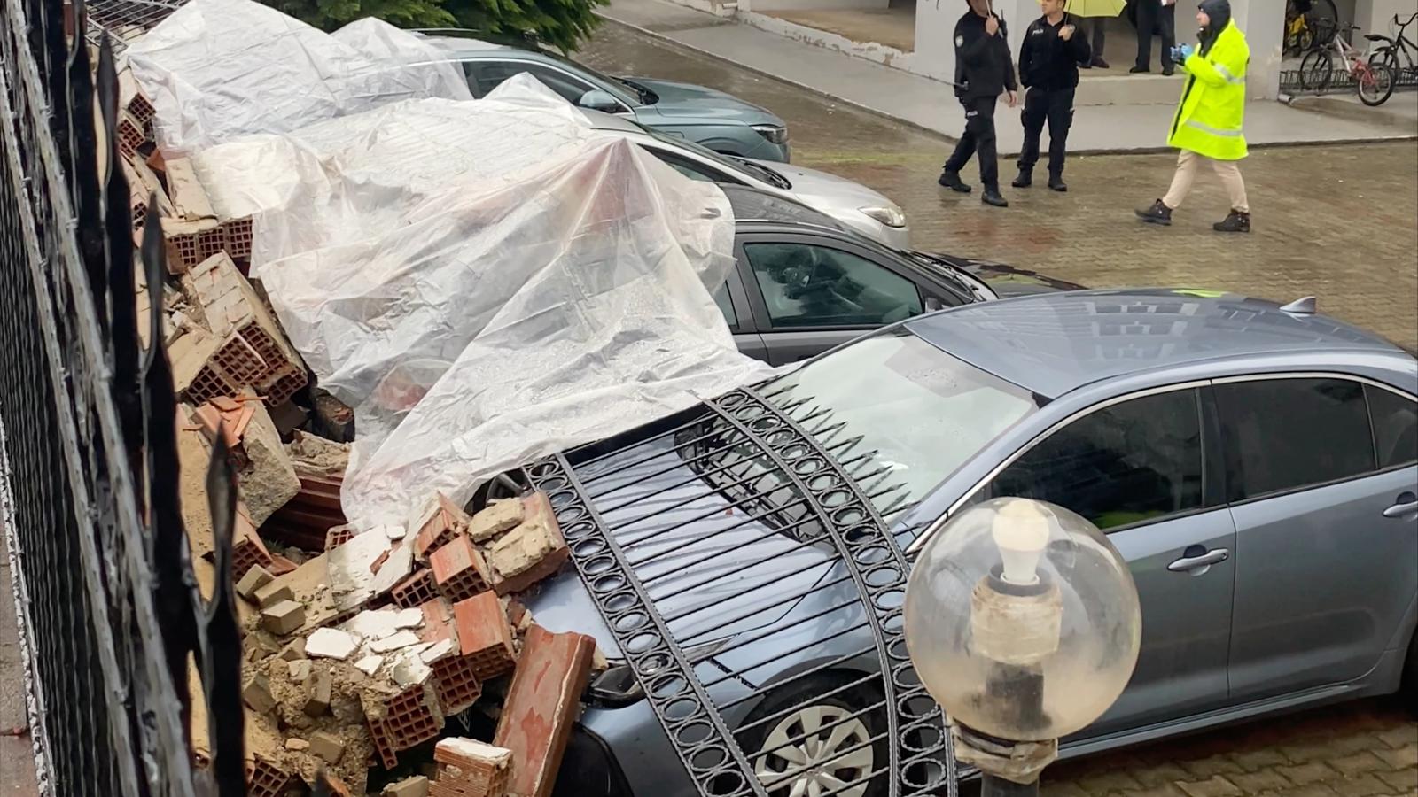 Aydın’da istinat duvarı çöktü: 4 araç hasar gördü