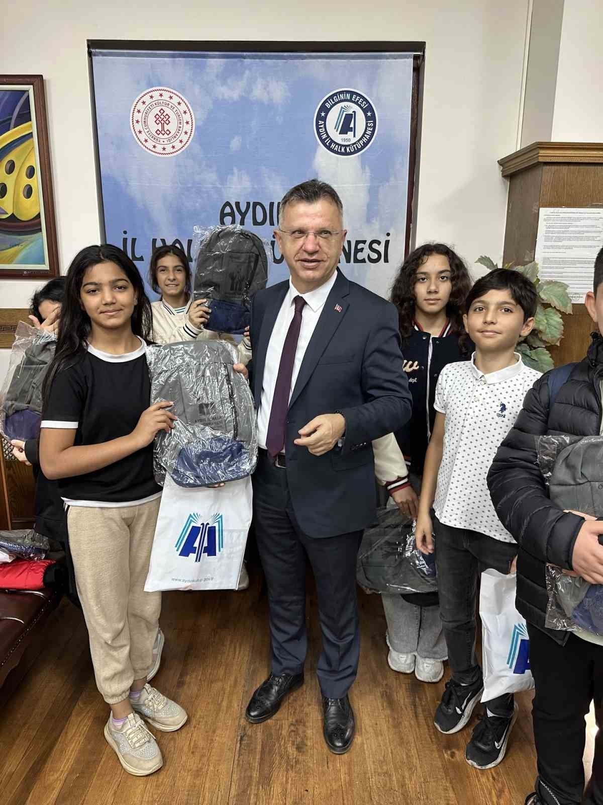 aydin il halk kutuphanesinden ogrencilere canta hediyesi 2c05b96f8507
