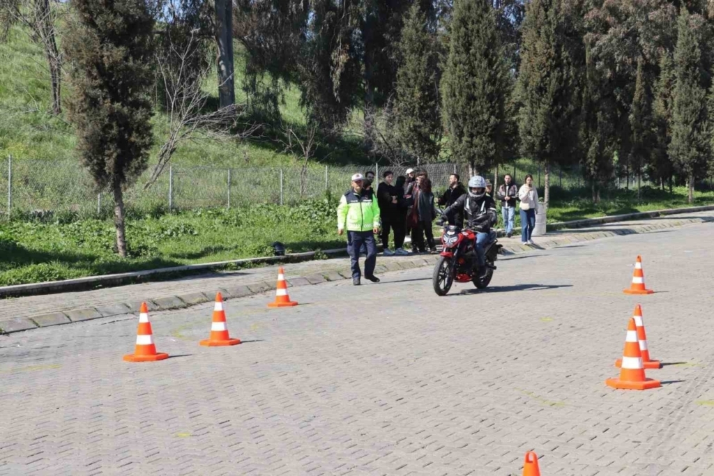 Aydın’da motosiklet sürücülerine güvenli sürüş eğitimi 2 aydinda motosiklet suruculerine guvenli surus egitimi 14af00323c25