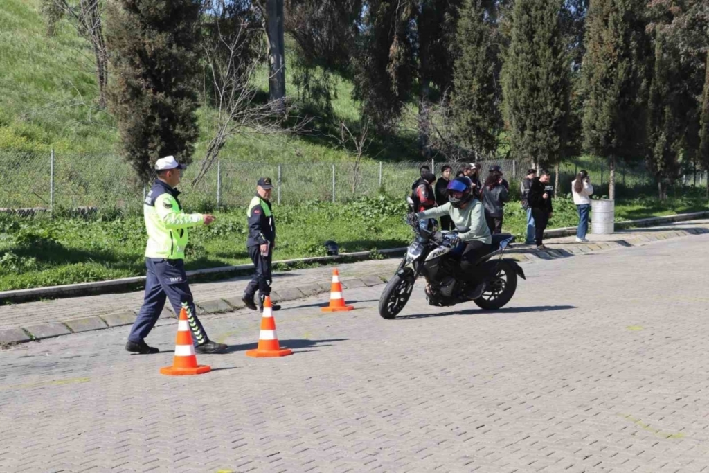 Aydın’da motosiklet sürücülerine güvenli sürüş eğitimi 3 aydinda motosiklet suruculerine guvenli surus egitimi 152611562cf9