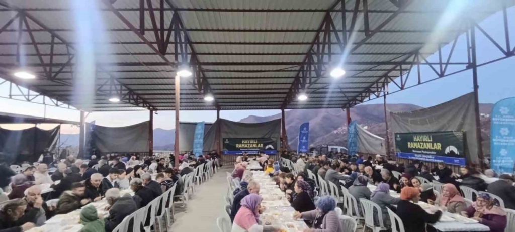 Aydınlı vatandaşlar Büyükşehir’in iftar sofrasında buluştu 4 aydinli vatandaslar buyuksehirin iftar sofrasinda bulustu 901cccd8eae1