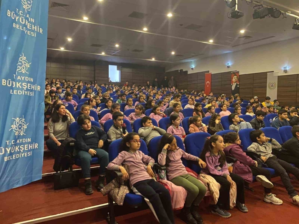 baskan cercioglu incirliovada cocuklari tiyatro ile bulusturdu adf07f134d9e