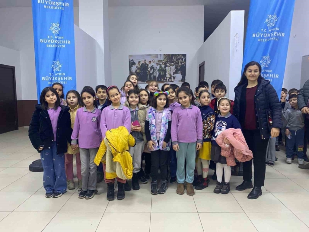 baskan cercioglu incirliovada cocuklari tiyatro ile bulusturdu edc3357e0090