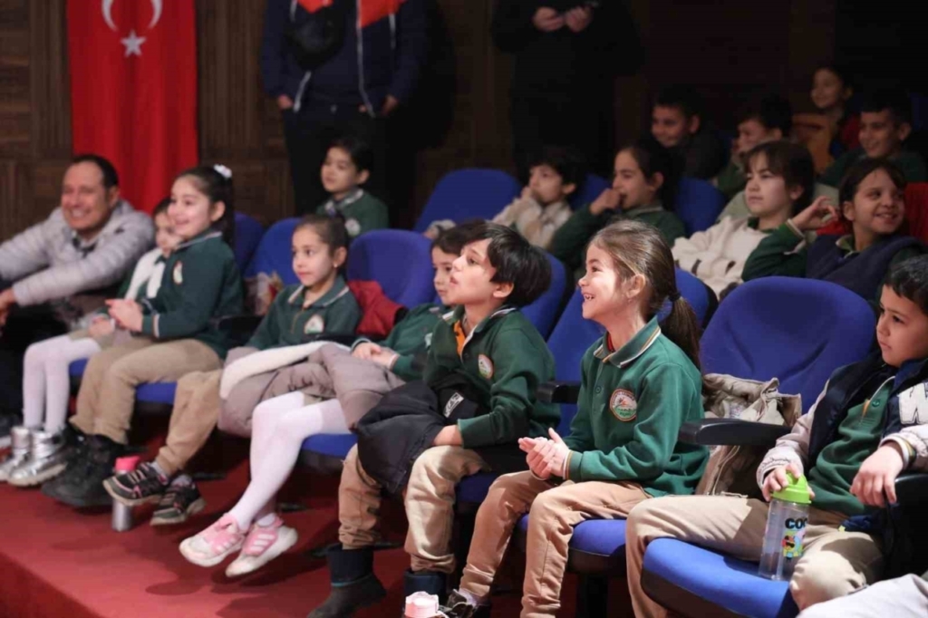 baskan cercioglu kocarlida minikleri tiyatro ile bulusturdu 31d376aa2d27