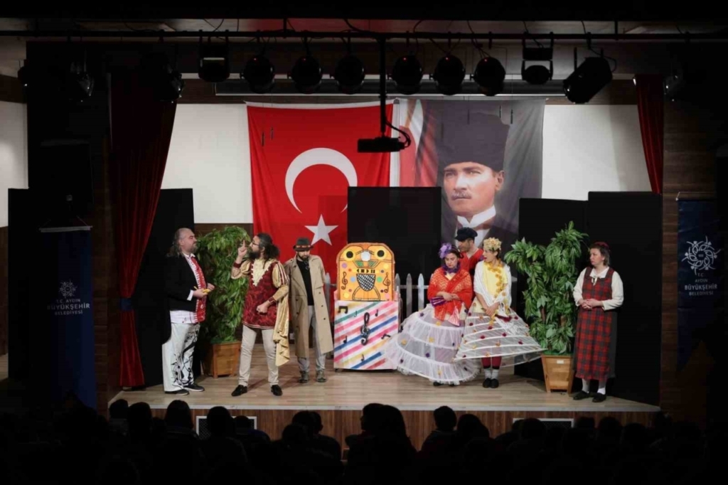 baskan cercioglu kocarlida minikleri tiyatro ile bulusturdu edd37b25d513