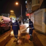 Büyükşehir ekipleri gece boyunca temizlik çalışması gerçekleştirdi