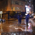 Büyükşehir ekipleri gece boyunca temizlik çalışması gerçekleştirdi
