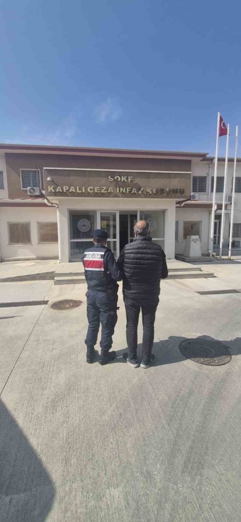 Çeşitli suçlardan aranan şahıslar jandarmadan kaçamadı 2 cesitli suclardan aranan sahislar jandarmadan kacamadi 3bd997e4b763