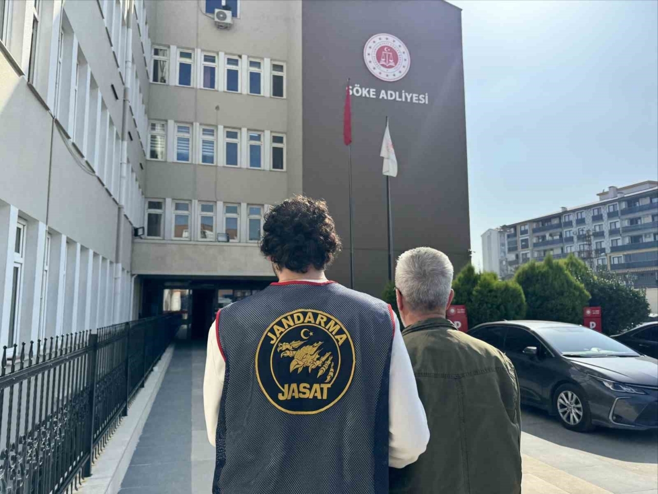 Çeşitli suçlardan aranan şahıslar jandarmadan kaçamadı