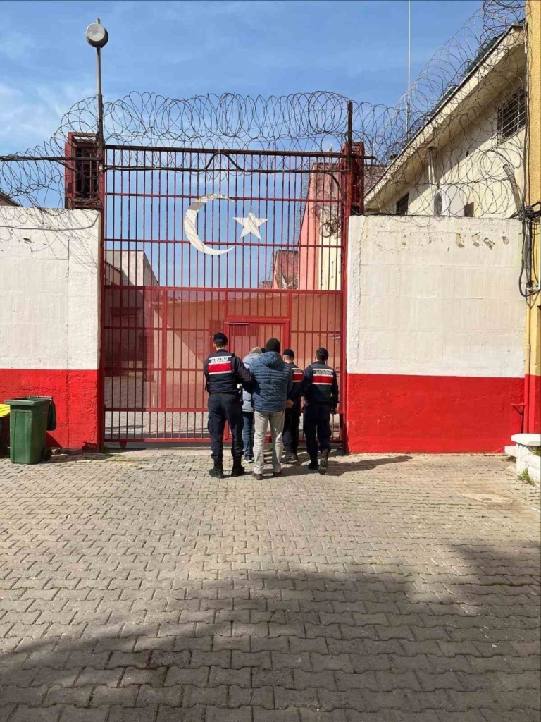 Çeşitli suçlardan aranan şahıslar jandarmadan kaçamadı 3 cesitli suclardan aranan sahislar jandarmadan kacamadi ba989e7eb0f6