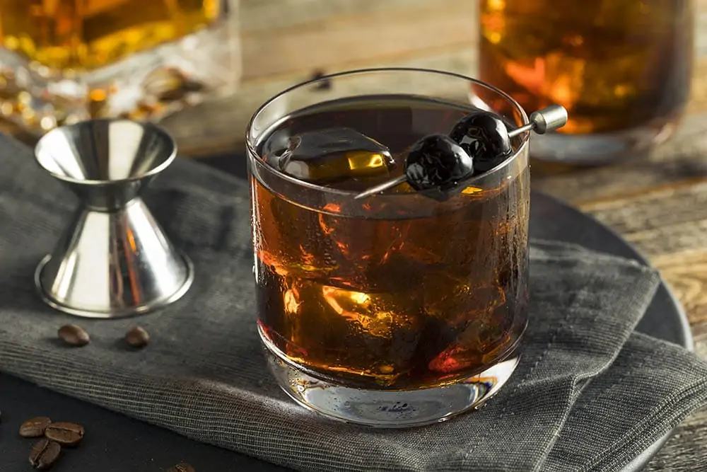 Evde Yapabileceğiniz En İyi 12 Kahve Kokteyl Tarifi 7 coffee old fashioned cocktail with garnish Brent Hofacker Shutterstock