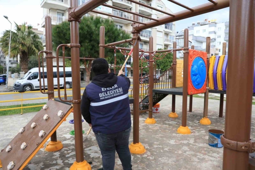 efeler belediyesinden parklarda bakim ve onarim calismasi 17e8187753bb