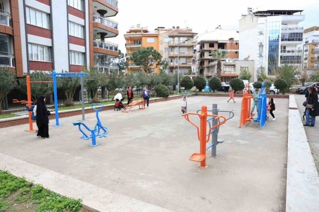 efeler belediyesinden parklarda bakim ve onarim calismasi cfbbbdb0a873