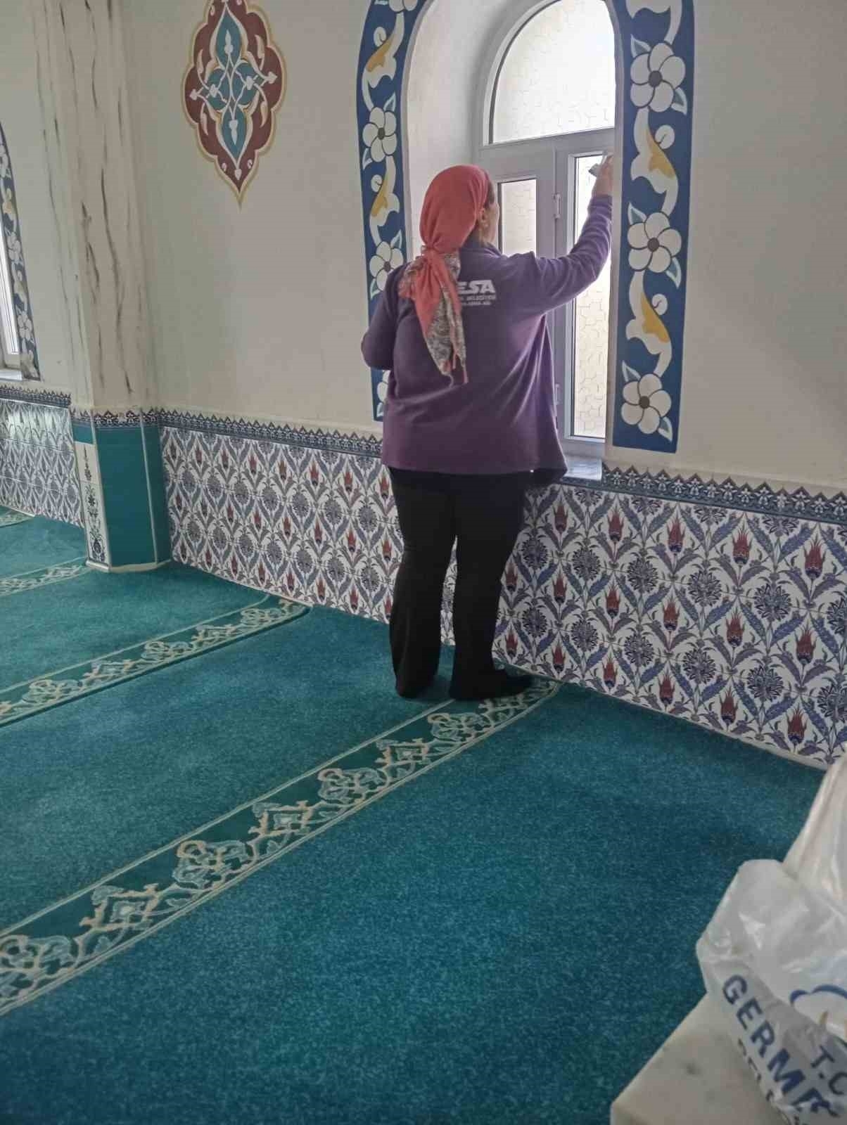 Germencik’te vatandaşların ibadeti için camilerde temizlik sürüyor 1 germencikte vatandaslarin ibadeti icin camilerde temizlik suruyor e6fbd1d2465a
