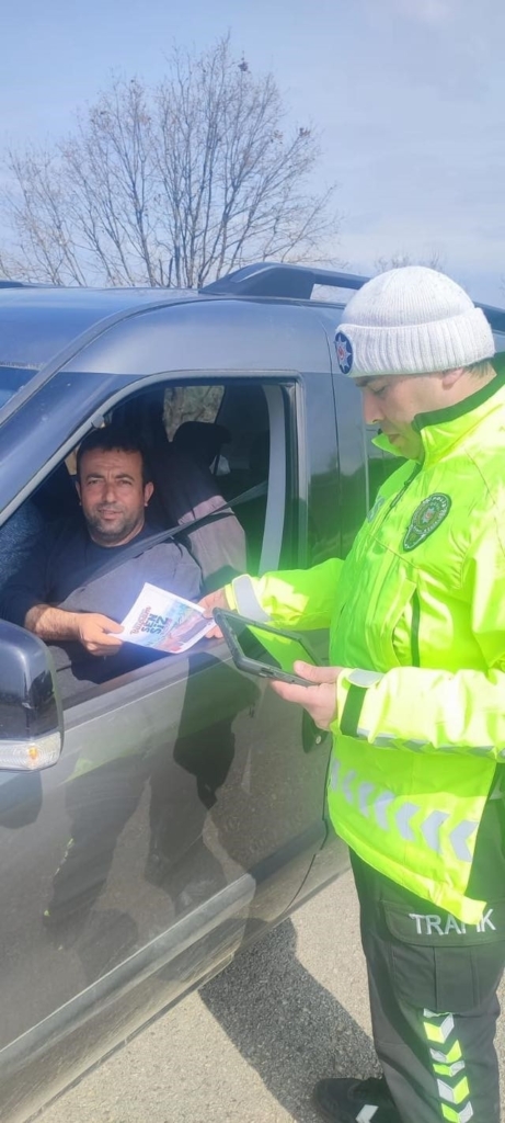 karacasuda bayramda trafik ekipleri sahada 653938f1de54