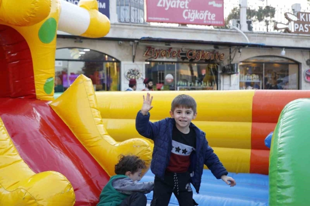 kosklu cocuklar buyuksehirin ramazan senliginde eglendi 0a6fd83d4e65