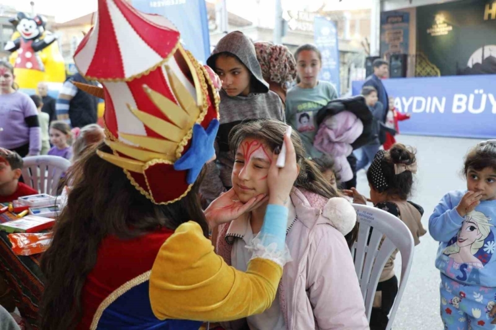 kosklu cocuklar buyuksehirin ramazan senliginde eglendi 42174f446e25