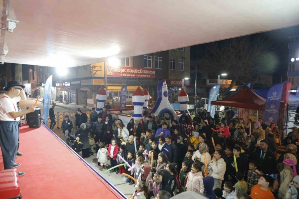 kosklu cocuklar buyuksehirin ramazan senliginde eglendi bd7a39eb4134