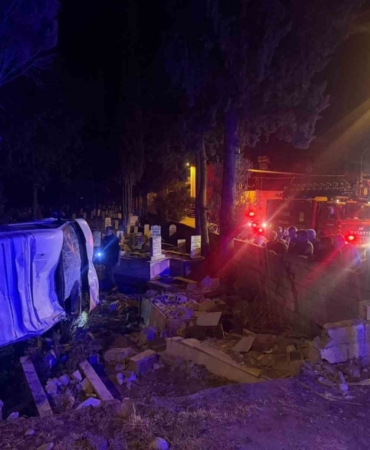 Köşk’te minibüs mezarlığa uçtu: 3 yaralı